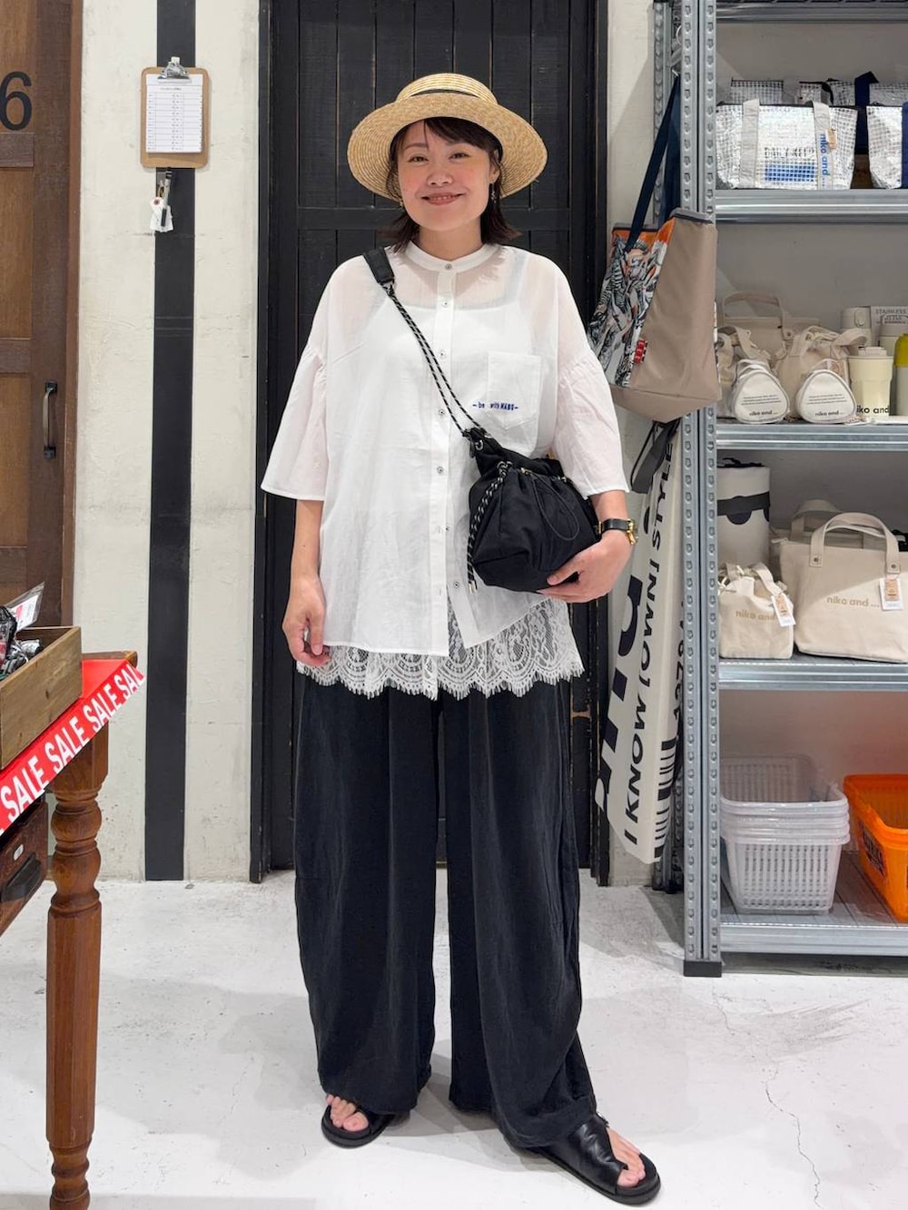 ブラック系のその他パンツ、ブラック系のショルダーバッグ、その他のキャミソールを着用したレディースの夏コーディネートの2枚目の写真
