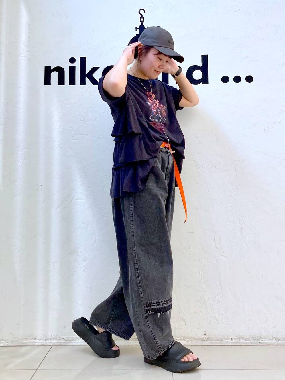 グレー系のTシャツ/カットソー、グレー系のデニムパンツ、グレー系のキャップを着用したレディースの夏コーディネートの5枚目の写真