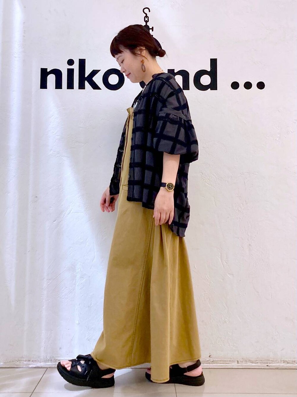 ブラック系のサンダル、ホワイト系のTシャツ/カットソー、その他のシャツ/ブラウスを着用したレディースの春コーディネートの3枚目の写真