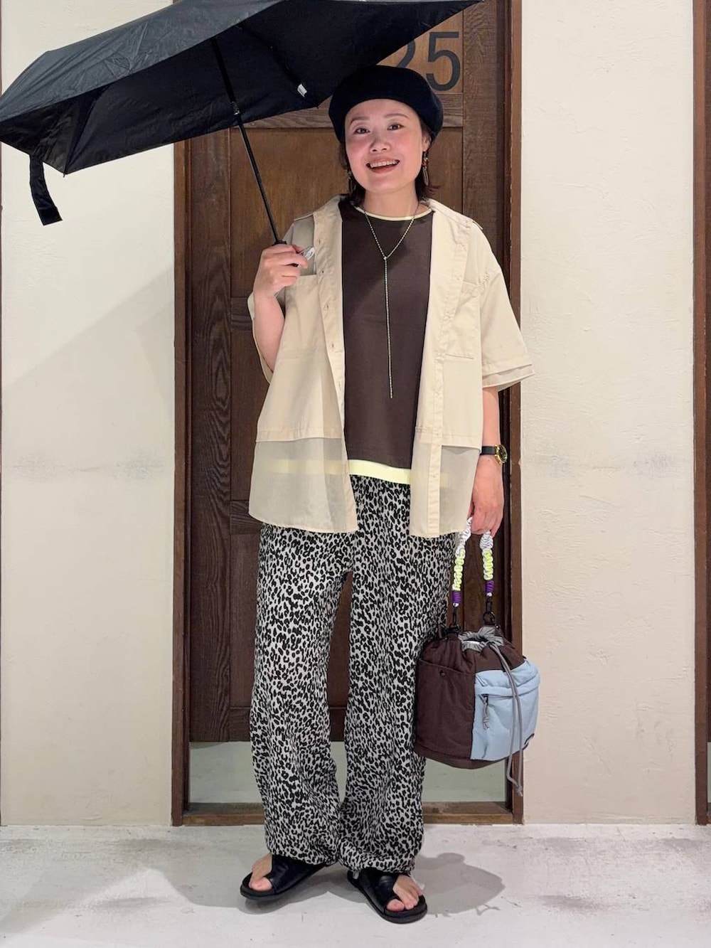 その他のショルダーバッグ、ホワイト系のその他パンツ、ブラウン系のTシャツ/カットソーを着用したレディースの春コーディネートの2枚目の写真