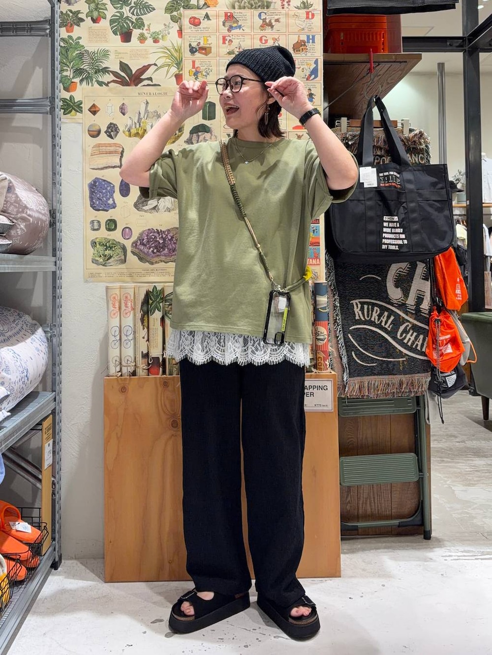 グリーン系のTシャツ/カットソー、ブラック系のサンダル、ブラック系のその他パンツを着用したレディースの春コーディネートの2枚目の写真