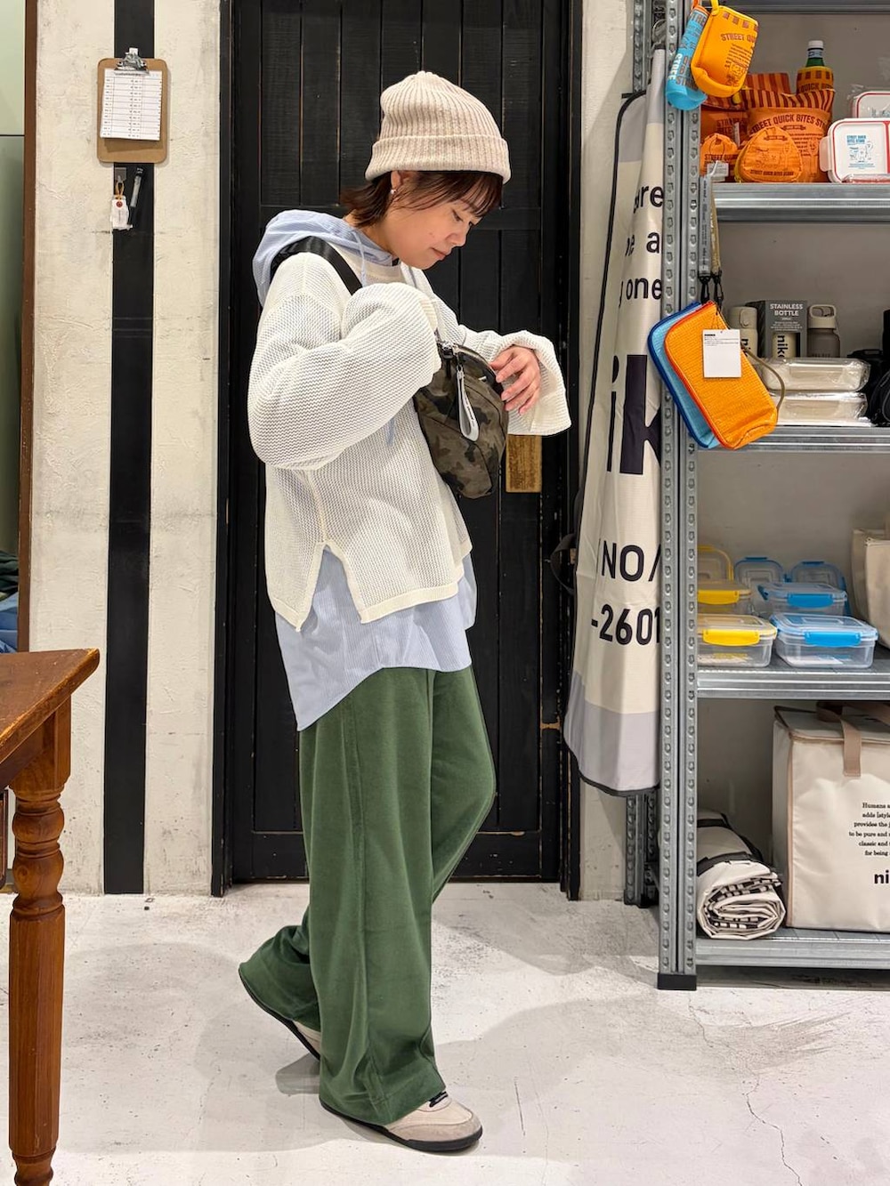 グリーン系のその他パンツ、その他のボディバッグ/ウエストポーチ、ブルー系のシャツ/ブラウスを着用したレディースの春コーディネートの5枚目の写真