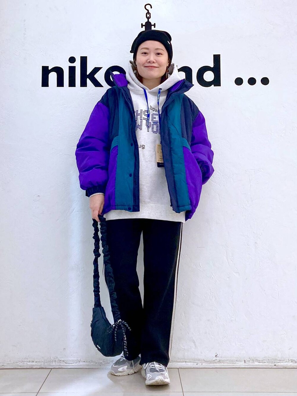 ブラック系のその他パンツ、パープル系のその他アウター、ブラック系のショルダーバッグを着用したレディースの冬コーディネートの2枚目の写真