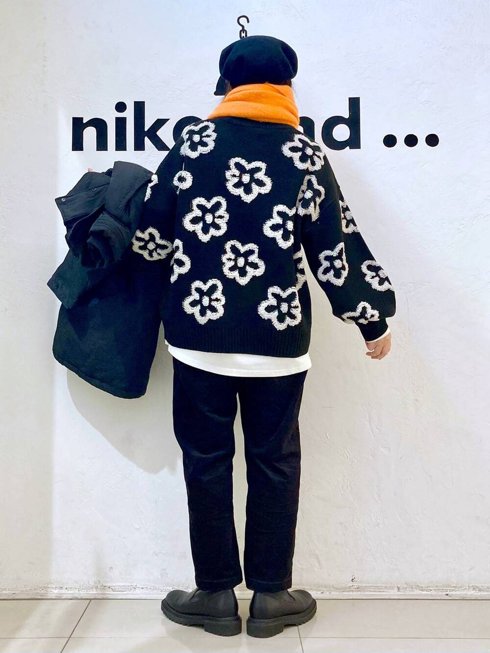 ブラック系のブルゾン、ブラック系のその他パンツ、ブラック系のニット/セーターを着用したレディースの冬コーディネートの3枚目の写真