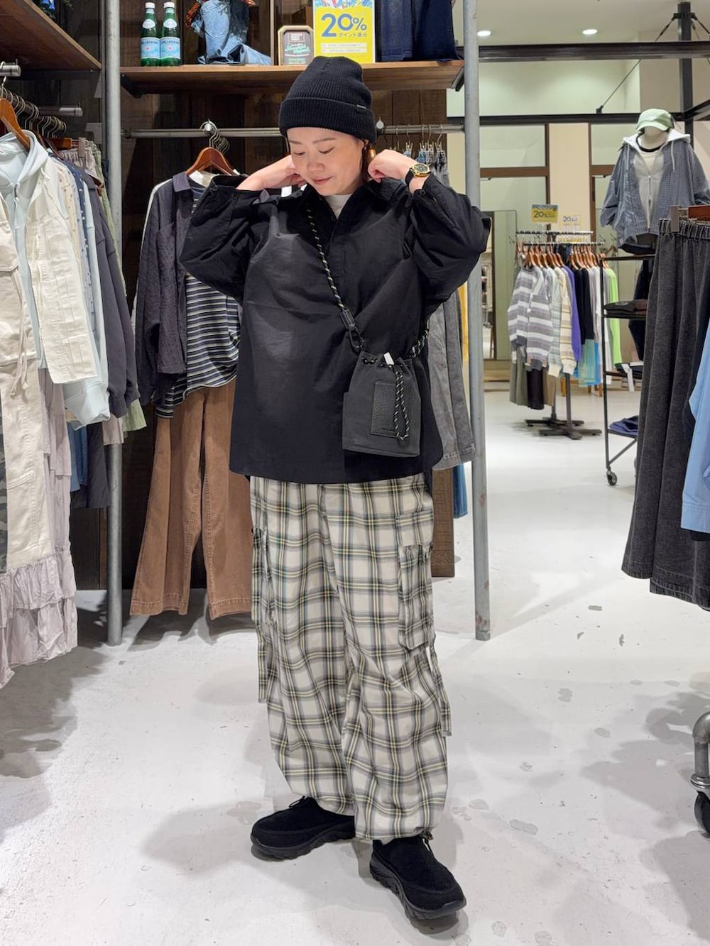 ブラック系のショルダーバッグ、ブラック系のその他シューズ、ホワイト系のTシャツ/カットソーを着用したレディースの春コーディネートの2枚目の写真