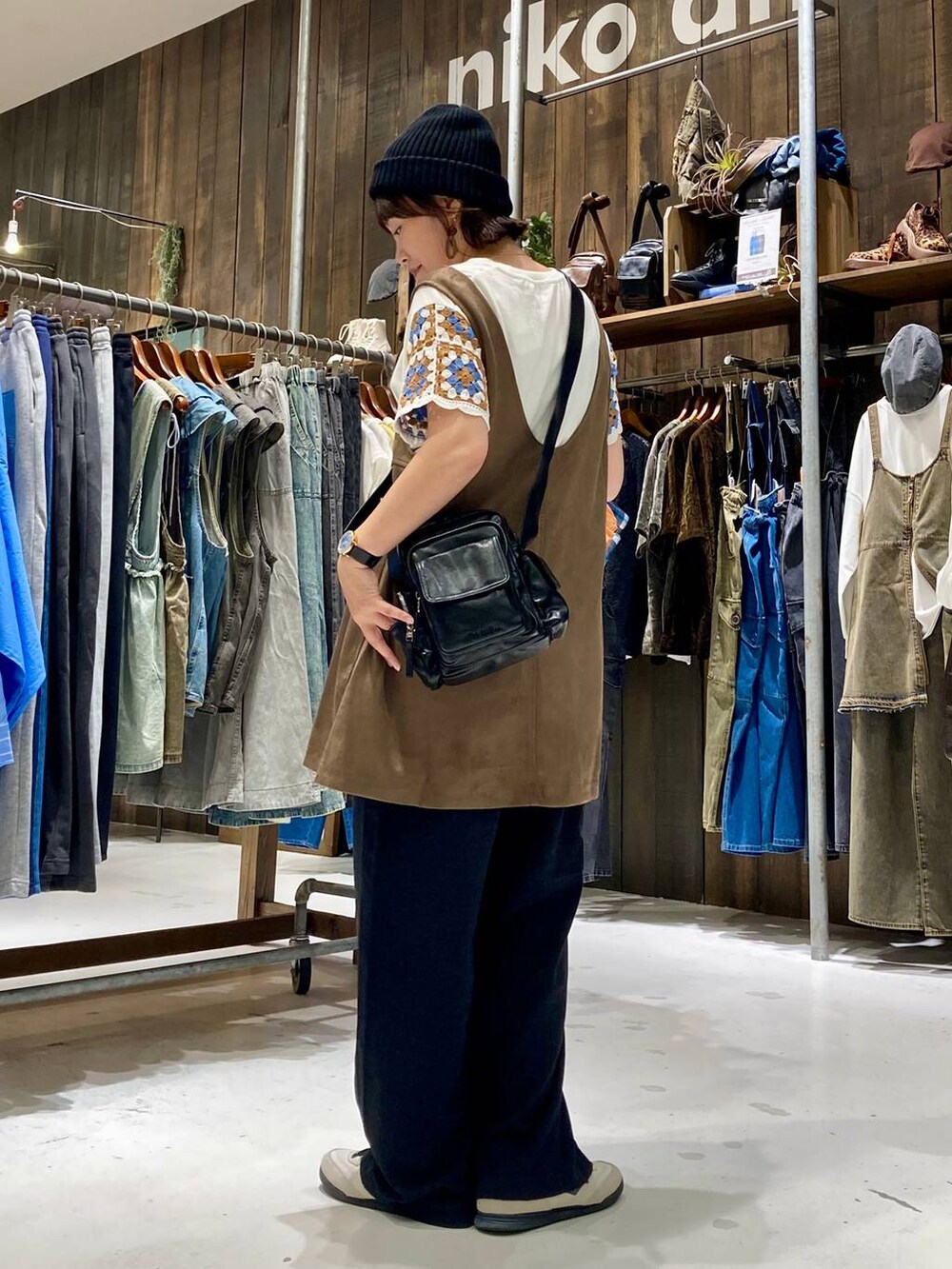 イエロー系のワンピース、ブラック系のその他パンツ、ホワイト系のTシャツ/カットソーを着用したレディースの夏コーディネートの4枚目の写真