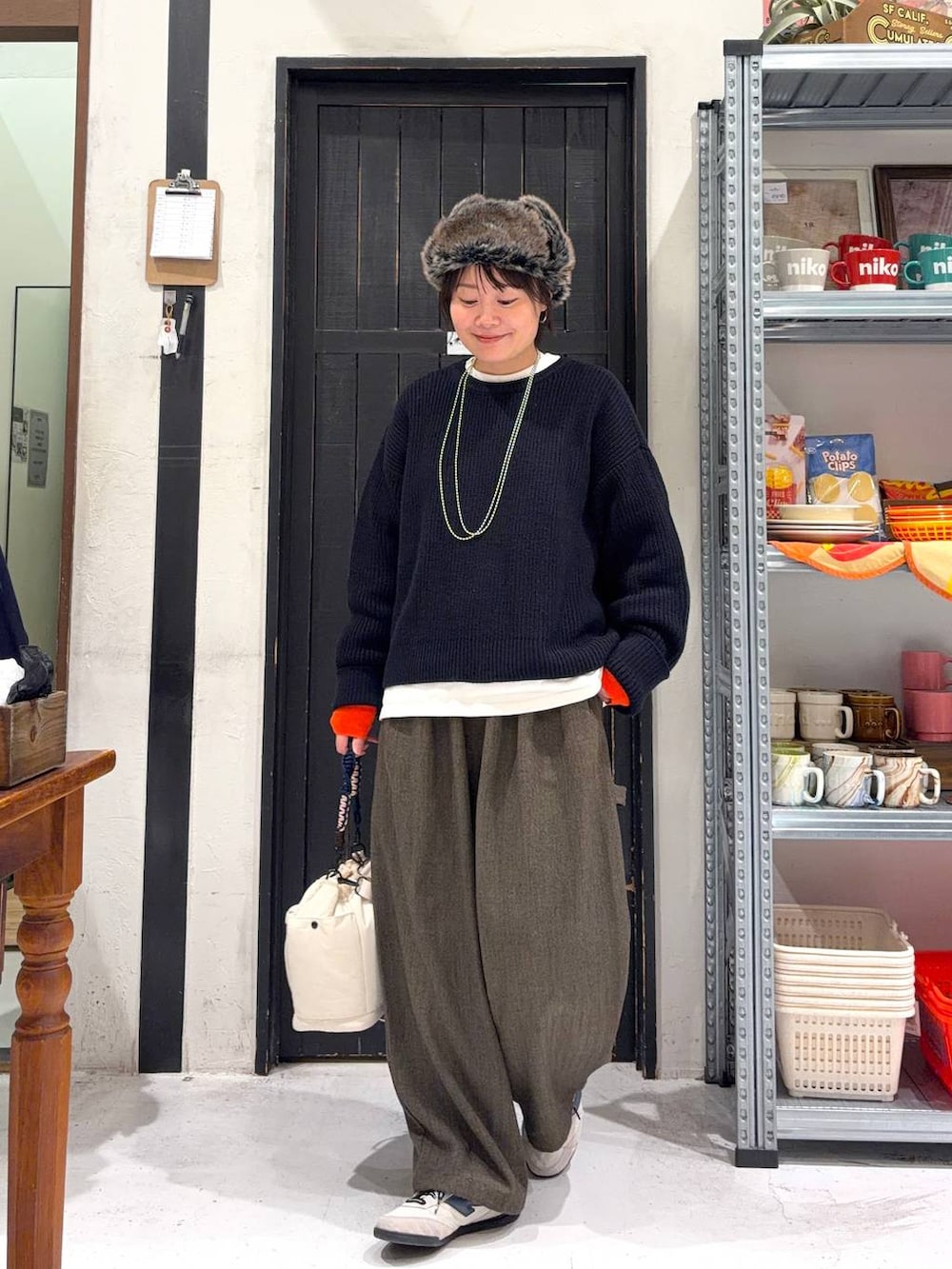 グリーン系のその他パンツ、ブルー系のニット/セーター、ベージュ系のニット/セーターを着用したレディースの冬コーディネートの2枚目の写真