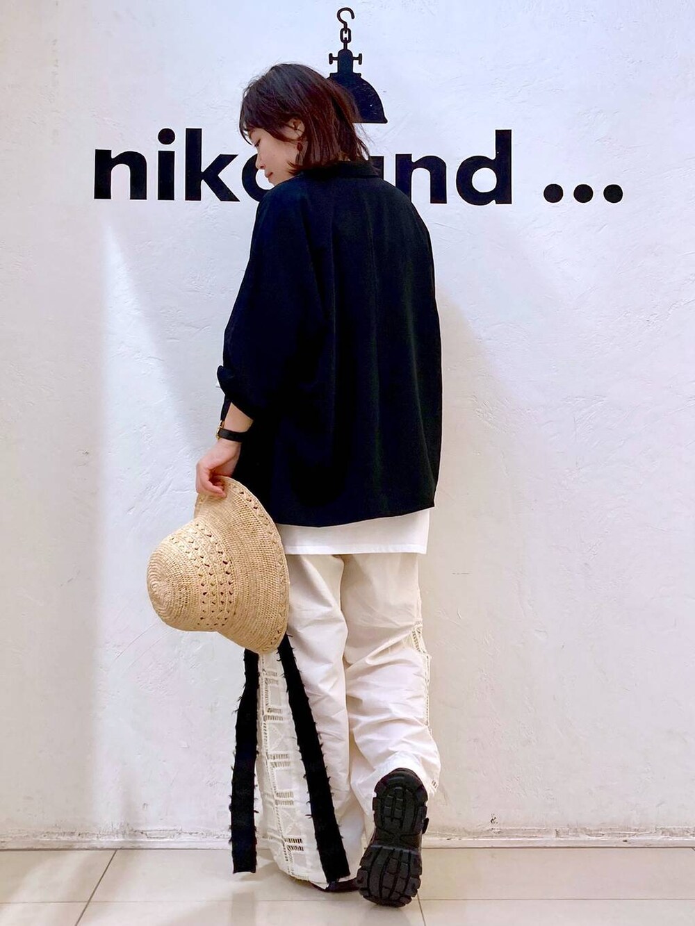 ホワイト系のTシャツ/カットソー、ブラック系のスニーカー、ベージュ系のその他パンツを着用したレディースの春コーディネートの4枚目の写真