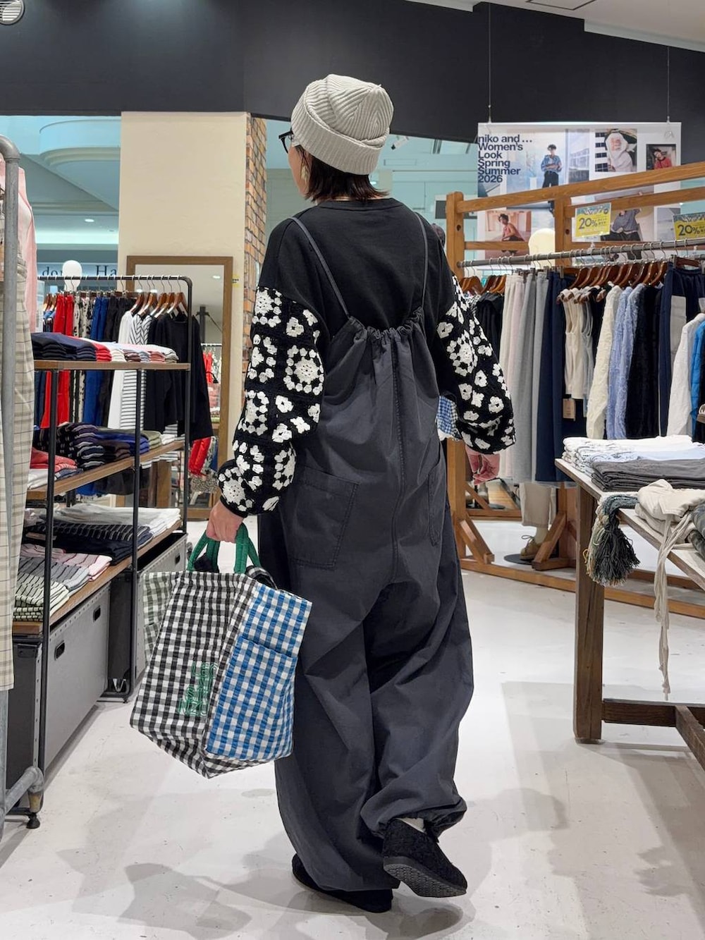 ブラック系のスウェット、ブラック系のパンプス、ブラック系のトートバッグを着用したレディースの春コーディネートの4枚目の写真