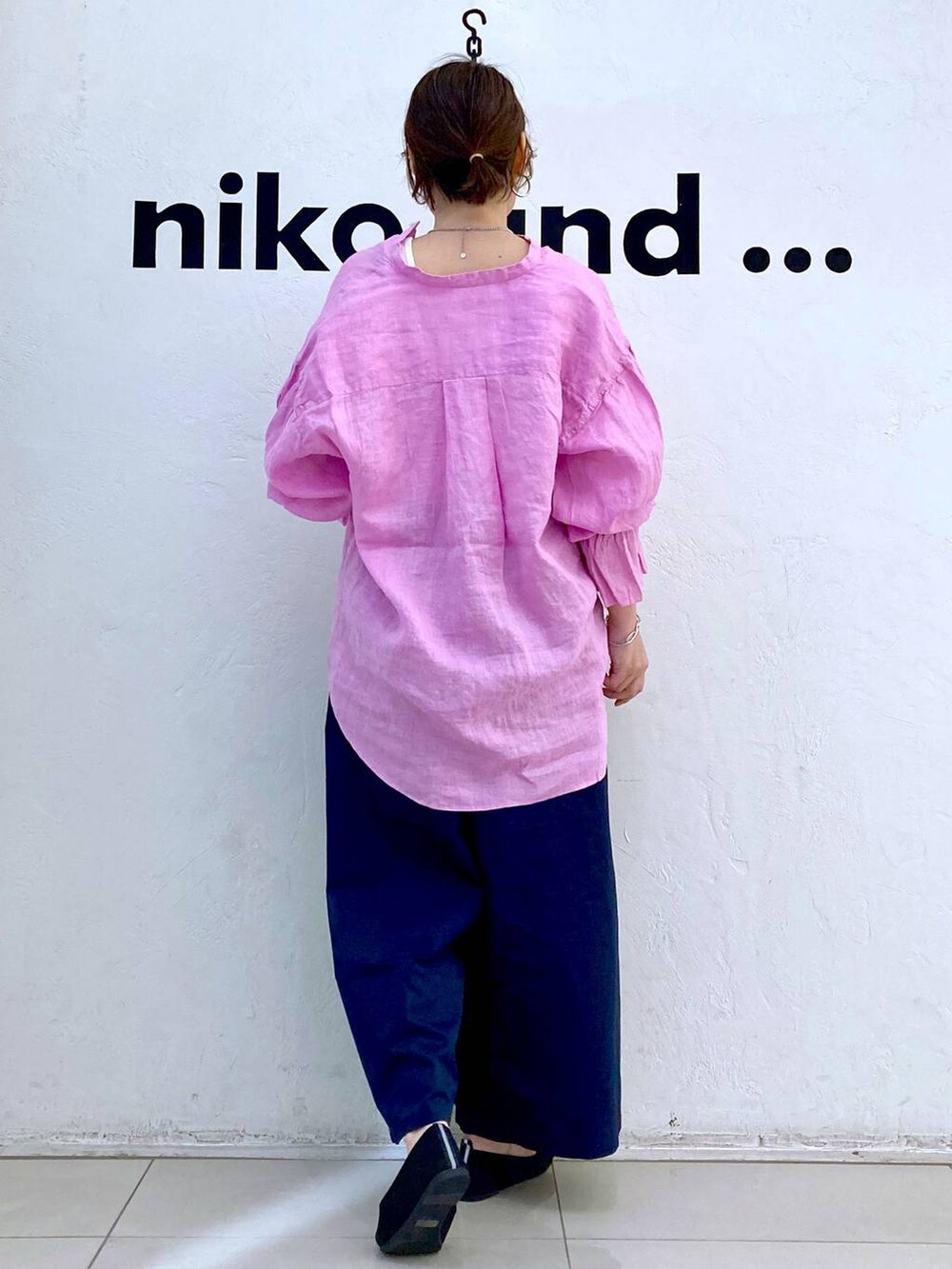 ブルー系のその他パンツ、ベージュ系のタンクトップ、ブラック系のパンプスを着用したレディースの春コーディネートの4枚目の写真