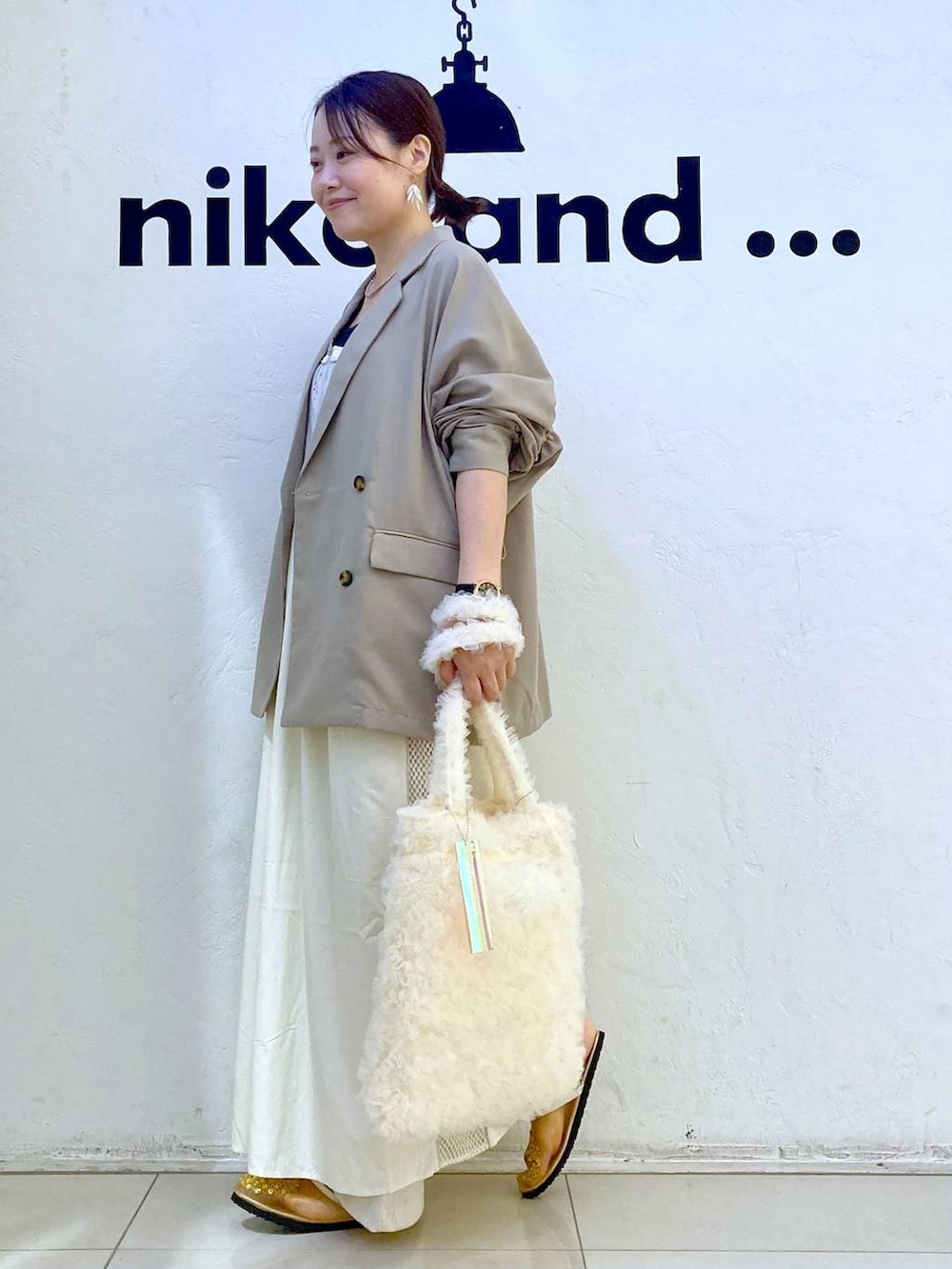 ホワイト系のその他パンツ、ベージュ系のトートバッグ、イエロー系のサンダルを着用したレディースの秋コーディネートの3枚目の写真