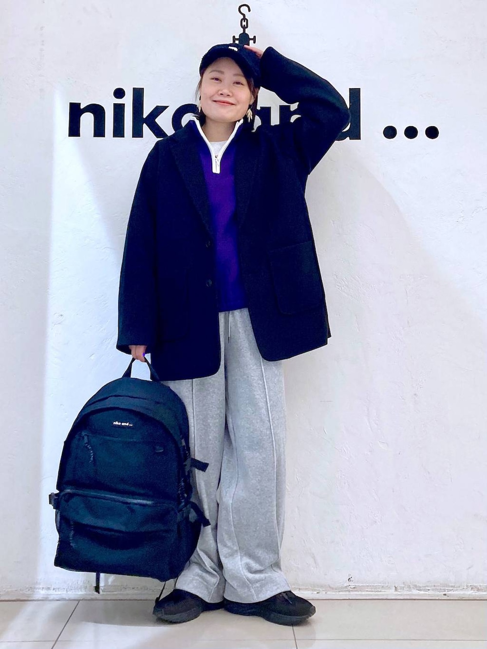 ブラック系のバックパック/リュック、グレー系のその他パンツ、ブラック系のテーラードジャケットを着用したレディースの冬コーディネートの2枚目の写真