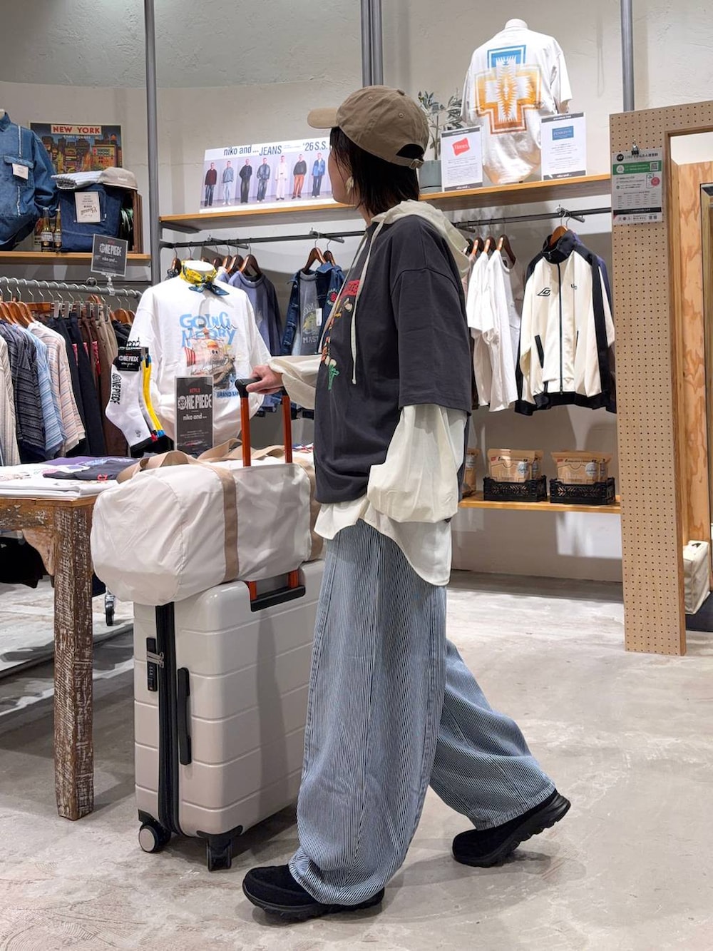 ホワイト系のシャツ/ブラウス、ブルー系のデニムパンツ、ブラック系のその他シューズを着用したレディースの春コーディネートの5枚目の写真