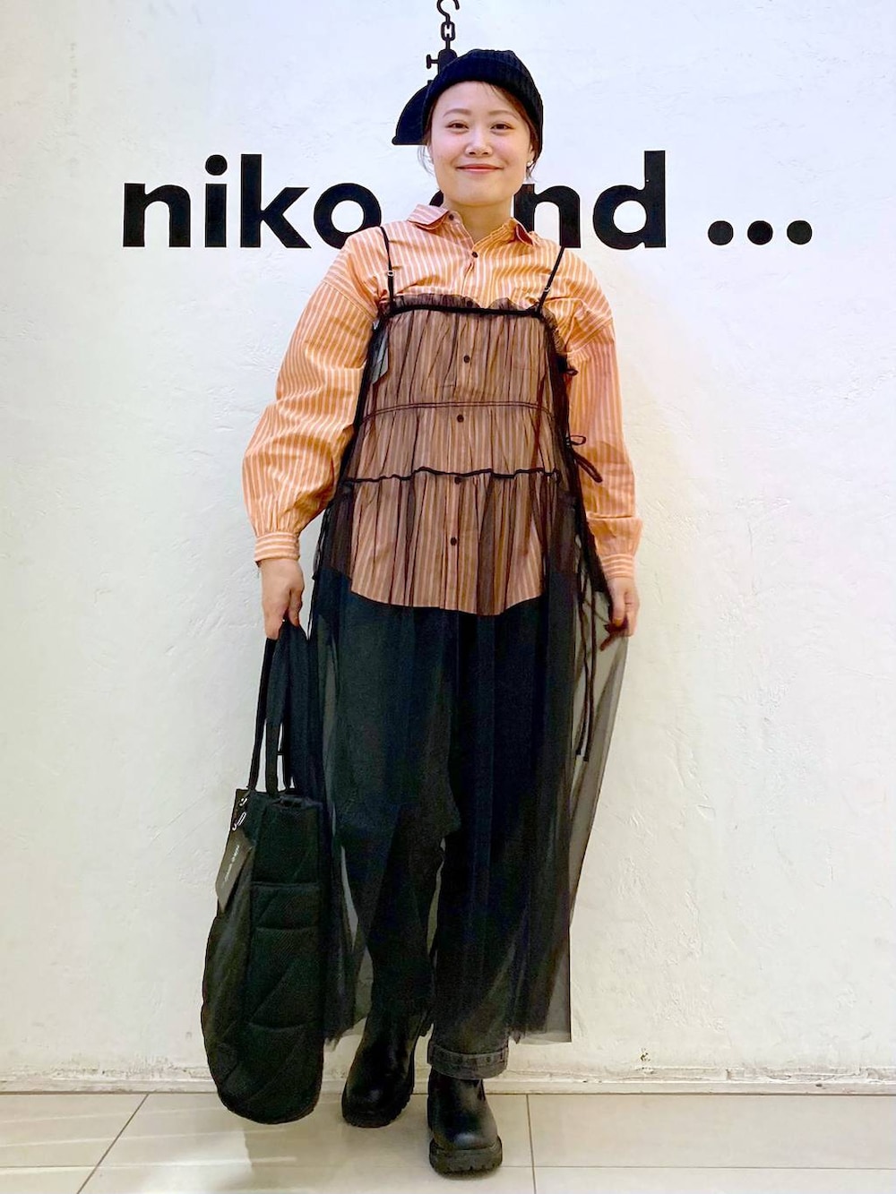 オレンジ系のシャツ/ブラウス、ブラック系のトートバッグ、その他のその他パンツを着用したレディースの秋コーディネートの2枚目の写真