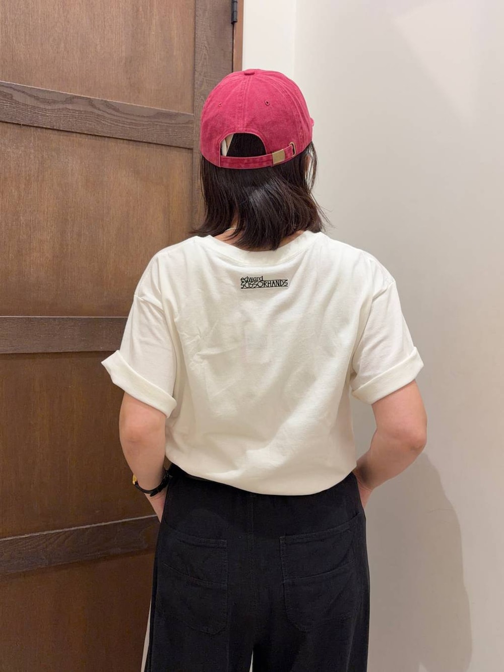 グレー系のその他パンツ、ホワイト系のTシャツ/カットソー、ブラック系のベルトを着用したレディースの夏コーディネートの3枚目の写真
