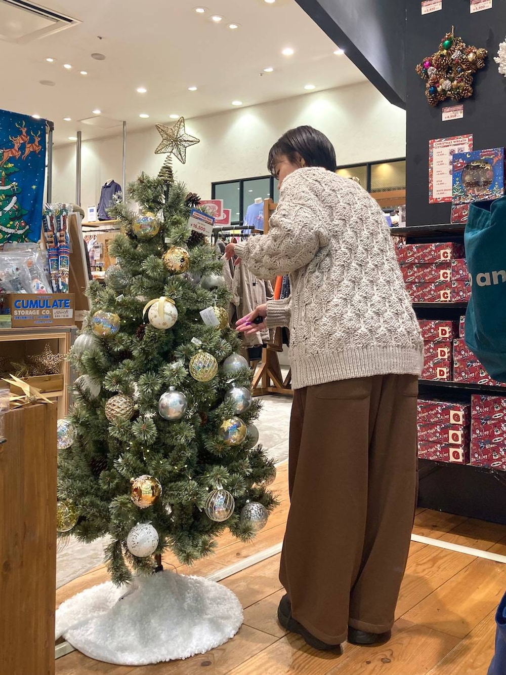 ホワイト系のTシャツ/カットソー、グレー系のニット/セーター、ブラウン系のその他パンツを着用したレディースの秋コーディネートの3枚目の写真