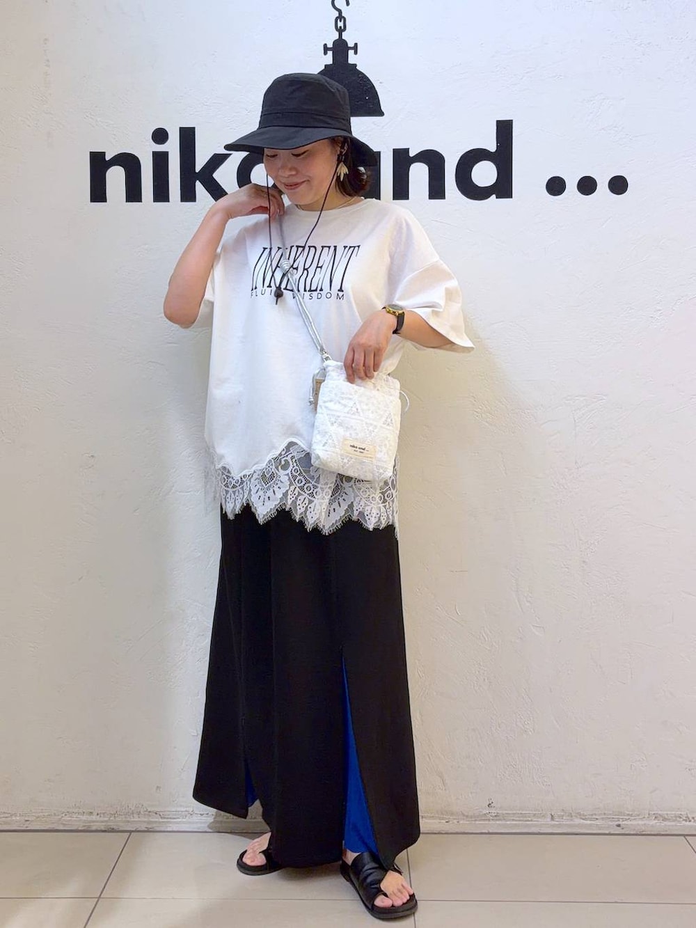 ホワイト系のショルダーバッグ、ホワイト系のTシャツ/カットソー、ブラック系のハットを着用したレディースの夏コーディネートの4枚目の写真