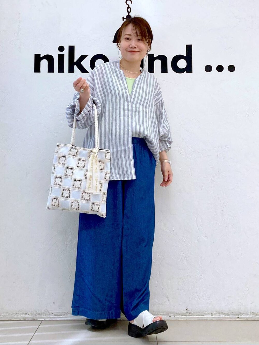 ホワイト系のサンダル、ベージュ系のシャツ/ブラウス、ブルー系のその他パンツを着用したレディースの春コーディネートの2枚目の写真