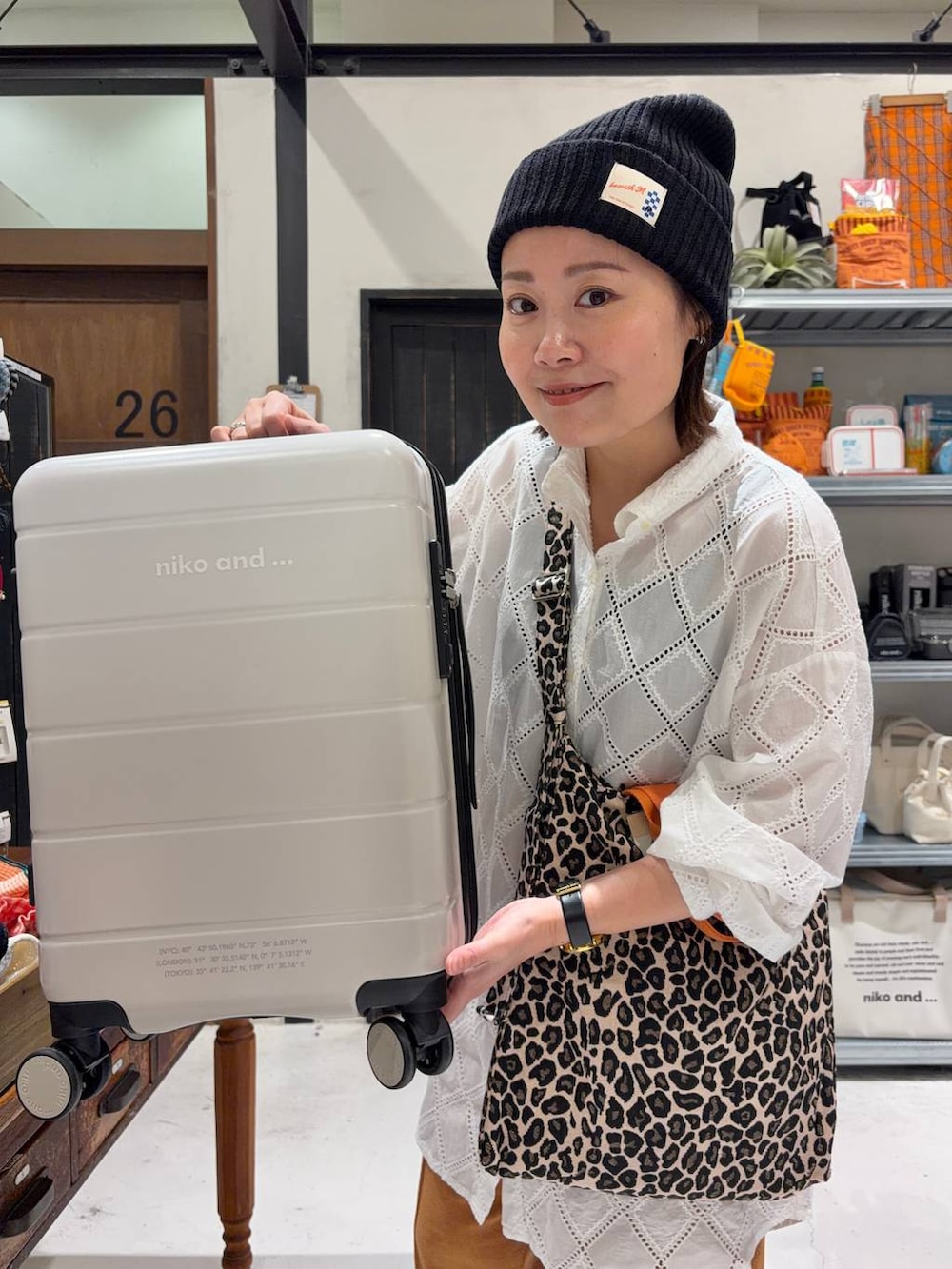 その他のトートバッグ、オレンジ系のその他パンツ、ホワイト系のチュニックを着用したレディースの春コーディネートの2枚目の写真