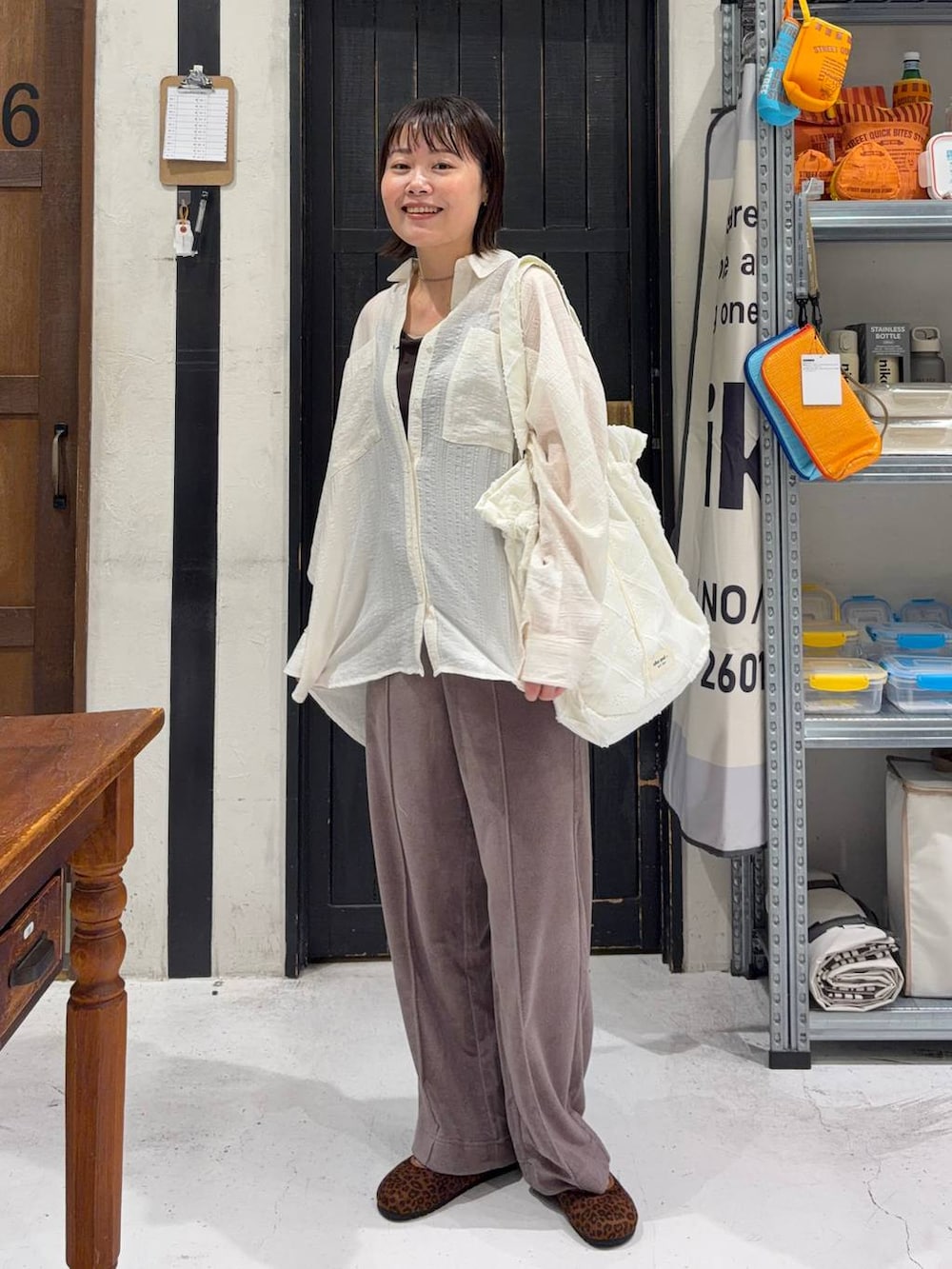 ブラウン系のその他パンツ、その他のパンプス、ベージュ系のトートバッグを着用したレディースの春コーディネートの2枚目の写真