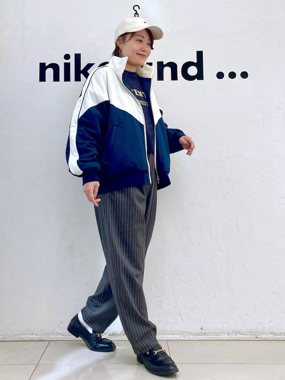 グレー系のその他パンツ、ブルー系のニット/セーター、ブルー系のジャージを着用したレディースの冬コーディネートの4枚目の写真