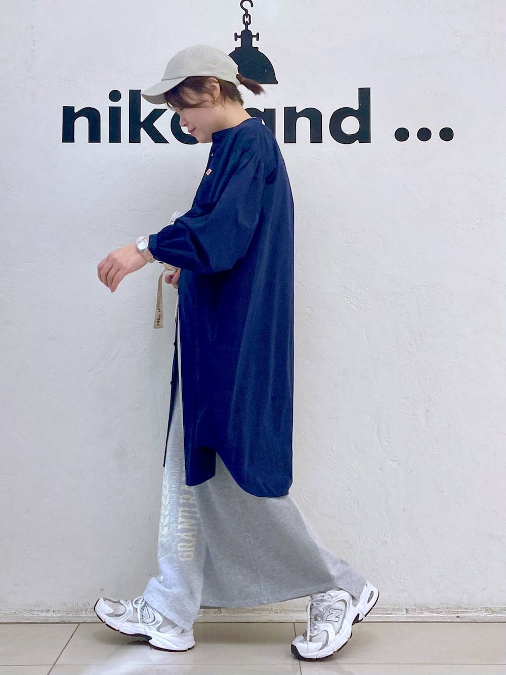 「カジュアル、ナチュラル、時計、ピアス、LEPSIM、トートバッグ、きれいめ、ママコーデ、niko and ...、キャップ、シャツ、シャツワンピース、スカート、ロングスカート、ウエストゴム」｜「niko and...の[MODE NORM CORE]リメイク風マキシスウェットスカート（スカート、グレー系）」を使った、カワモトさん（レディース・162cm）の春コーディネートの3枚目の写真