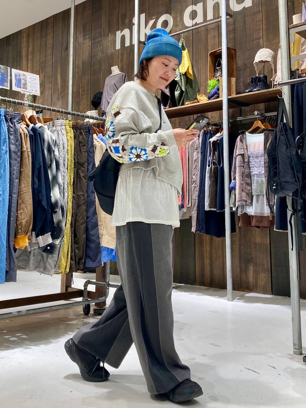 グレー系のスウェット、ブラック系のデニムパンツ、ホワイト系のTシャツ/カットソーを着用したレディースの秋コーディネートの5枚目の写真