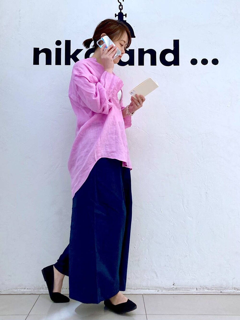 ブルー系のその他パンツ、ベージュ系のタンクトップ、ブラック系のパンプスを着用したレディースの春コーディネートの3枚目の写真