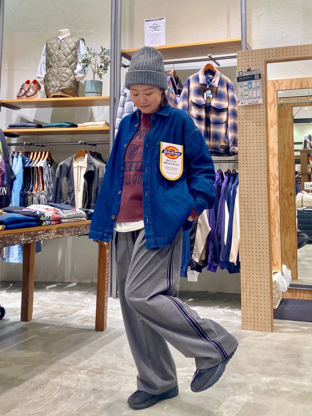 ホワイト系のTシャツ/カットソー、ブルー系のシャツ/ブラウス、グレー系のその他パンツを着用したレディースの秋コーディネートの2枚目の写真