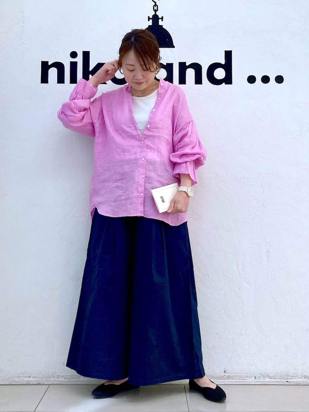 ブルー系のその他パンツ、ベージュ系のタンクトップ、ブラック系のパンプスを着用したレディースの春コーディネートの2枚目の写真