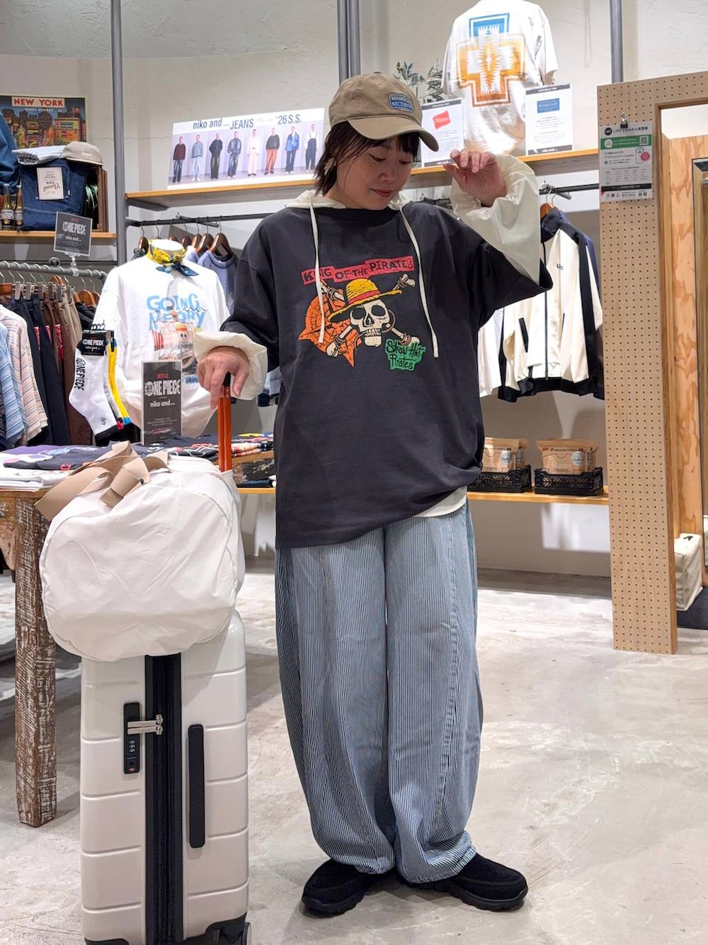 ホワイト系のシャツ/ブラウス、ブルー系のデニムパンツ、ブラック系のその他シューズを着用したレディースの春コーディネートの6枚目の写真