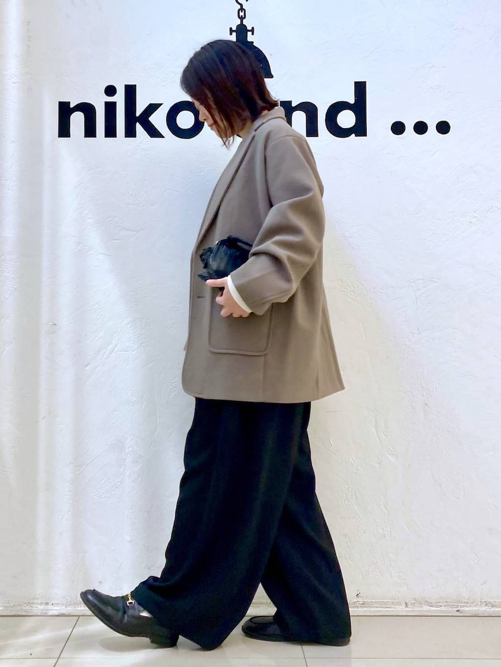 ブラウン系のテーラードジャケット、ブラック系のその他パンツ、ベージュ系のTシャツ/カットソーを着用したレディースの冬コーディネートの3枚目の写真