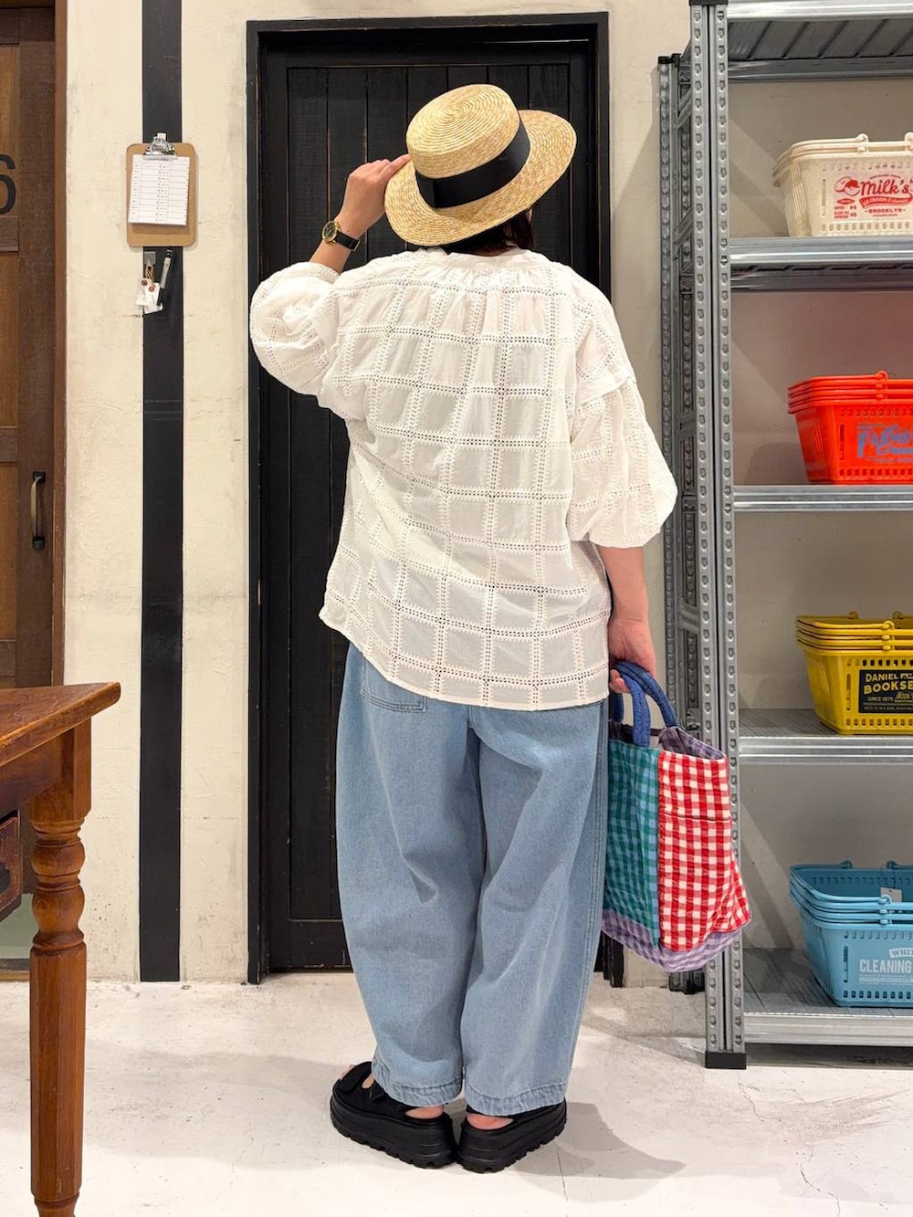 ブルー系のその他パンツ、ホワイト系のシャツ/ブラウス、パープル系のトートバッグを着用したレディースの春コーディネートの5枚目の写真