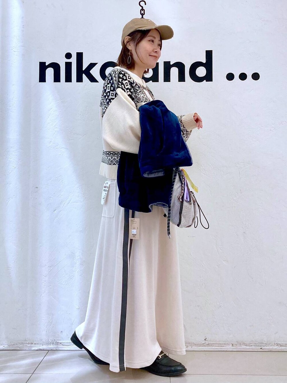 ホワイト系のTシャツ/カットソー、グレー系のショルダーバッグ、グレー系のブルゾンを着用したレディースの秋コーディネートの5枚目の写真