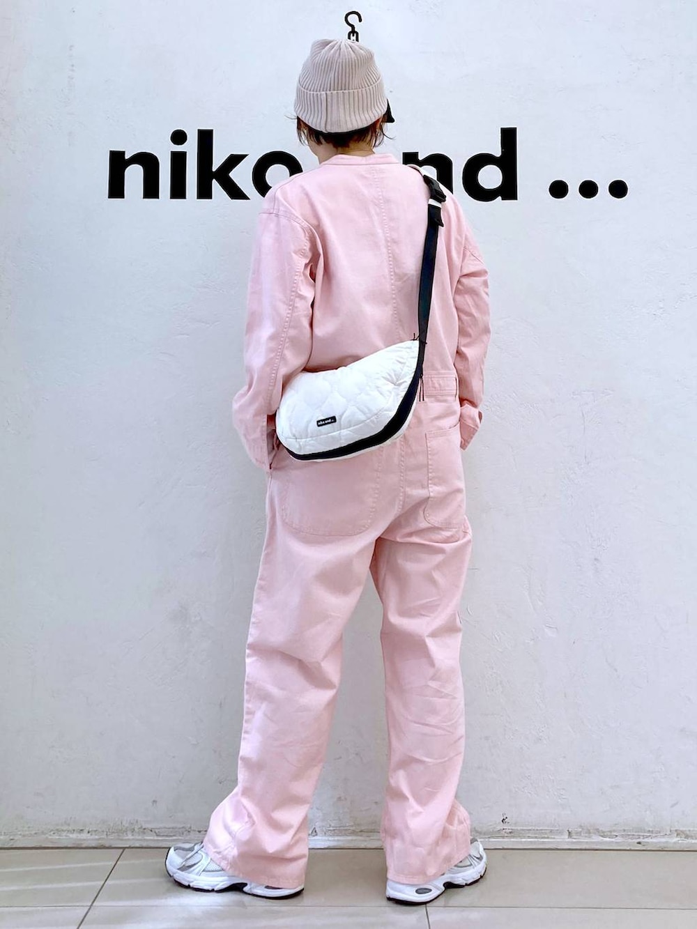 「ピアス、ネックレス、LEPSIM、LOWRYS FARM、ニット帽、カジュアル、ナチュラル、きれいめ、ママコーデ、niko and ...、ショルダーバッグ、ロンT、ワンピース、ミリタリー、春コーデ」|「niko and...のオーガニックコットンテンセルロングTシャツ(Tシャツ/カットソー、ホワイト系)」を使った、カワモトさん(レディース・162cm)の春コーディネートの4枚目の写真