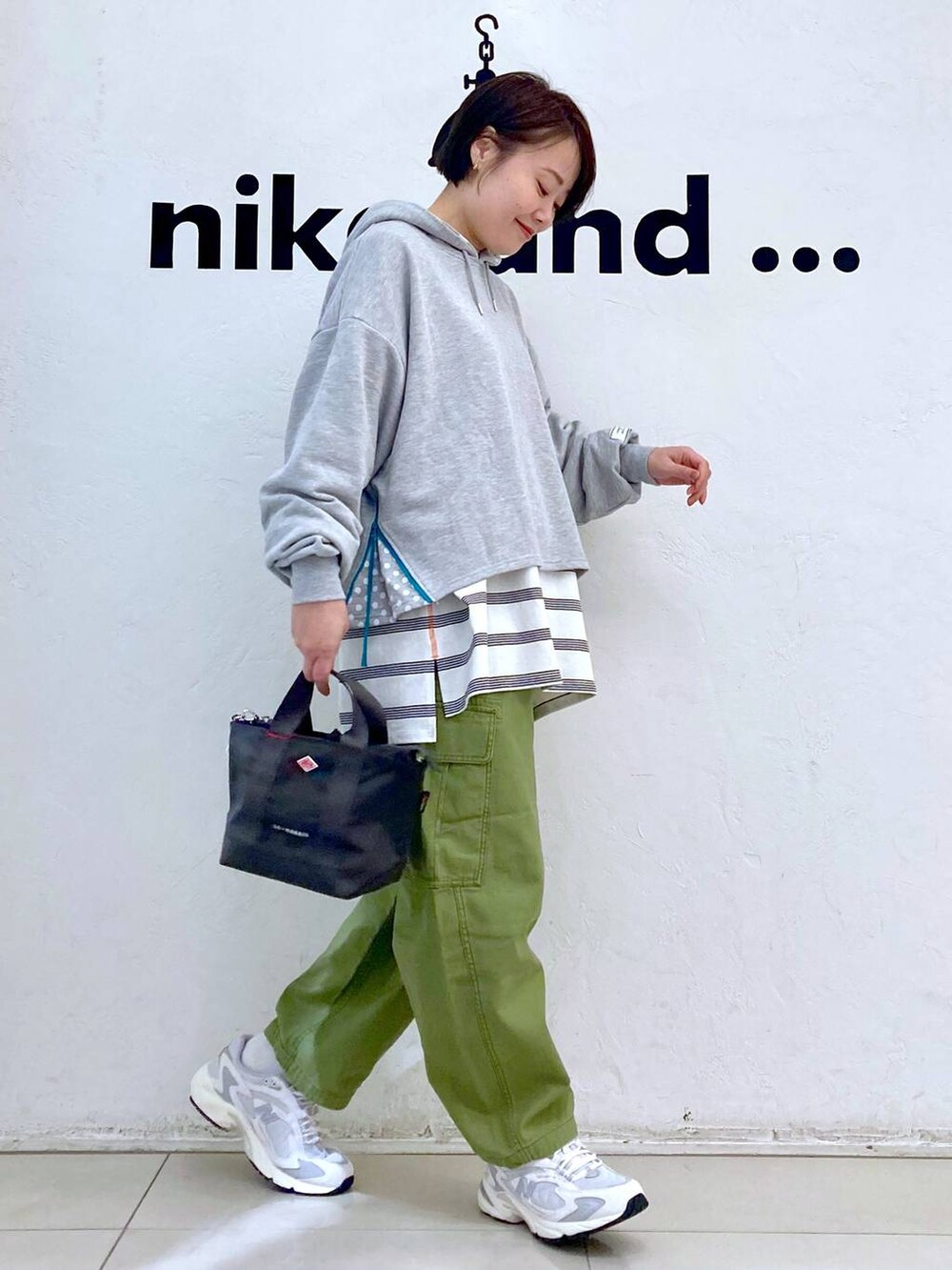 ホワイト系のスニーカー、ホワイト系のTシャツ/カットソー、グレー系のパーカーを着用したレディースの冬コーディネートの5枚目の写真
