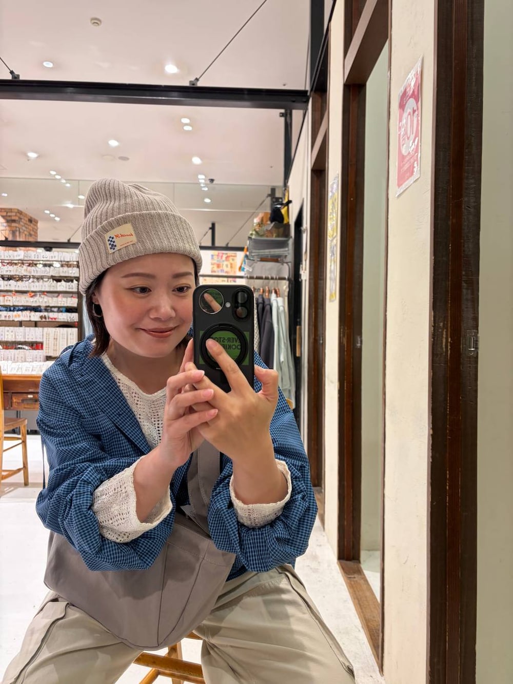 ベージュ系のカーゴパンツ、ブルー系のシャツ/ブラウス、グレー系のショルダーバッグを着用したレディースの春コーディネートの2枚目の写真