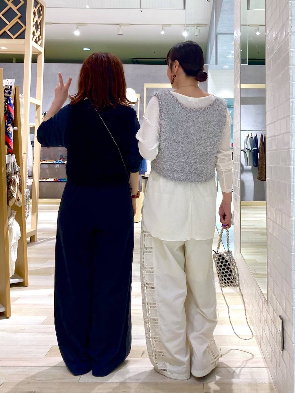 シルバー系のショルダーバッグ、ベージュ系のその他パンツ、ブラック系のその他パンツを着用したレディースの夏コーディネートの4枚目の写真