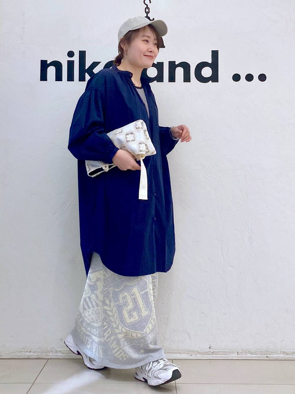 「カジュアル、ナチュラル、時計、ピアス、LEPSIM、トートバッグ、きれいめ、ママコーデ、niko and ...、キャップ、シャツ、シャツワンピース、スカート、ロングスカート、ウエストゴム」｜「niko and...の[MODE NORM CORE]リメイク風マキシスウェットスカート（スカート、グレー系）」を使った、カワモトさん（レディース・162cm）の春コーディネートの5枚目の写真