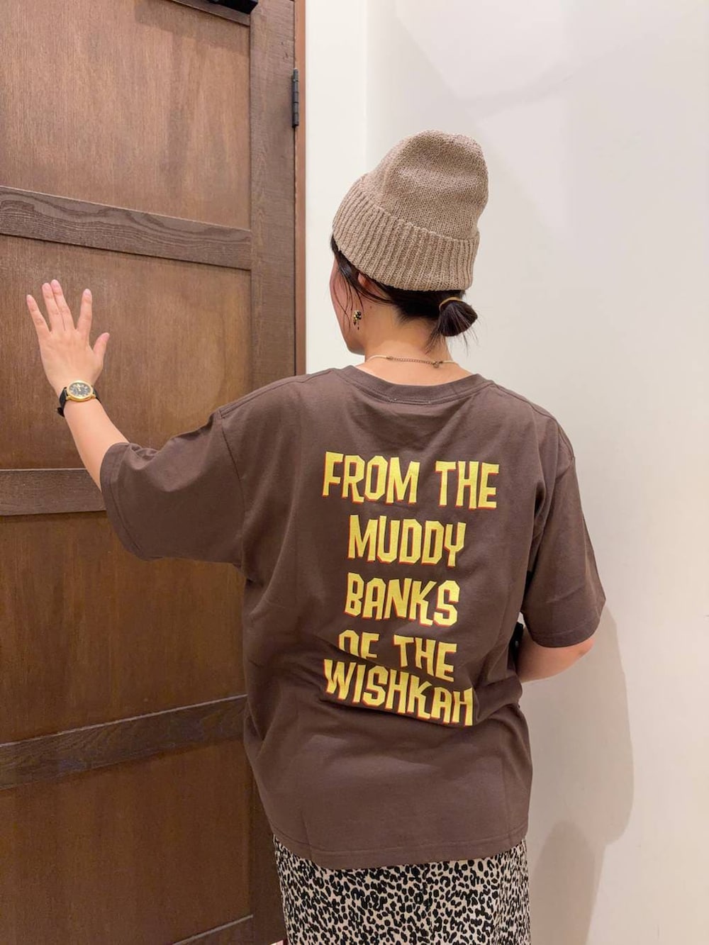 ホワイト系のスカート、ブラック系のショルダーバッグ、ブラウン系のTシャツ/カットソーを着用したレディースの夏コーディネートの4枚目の写真
