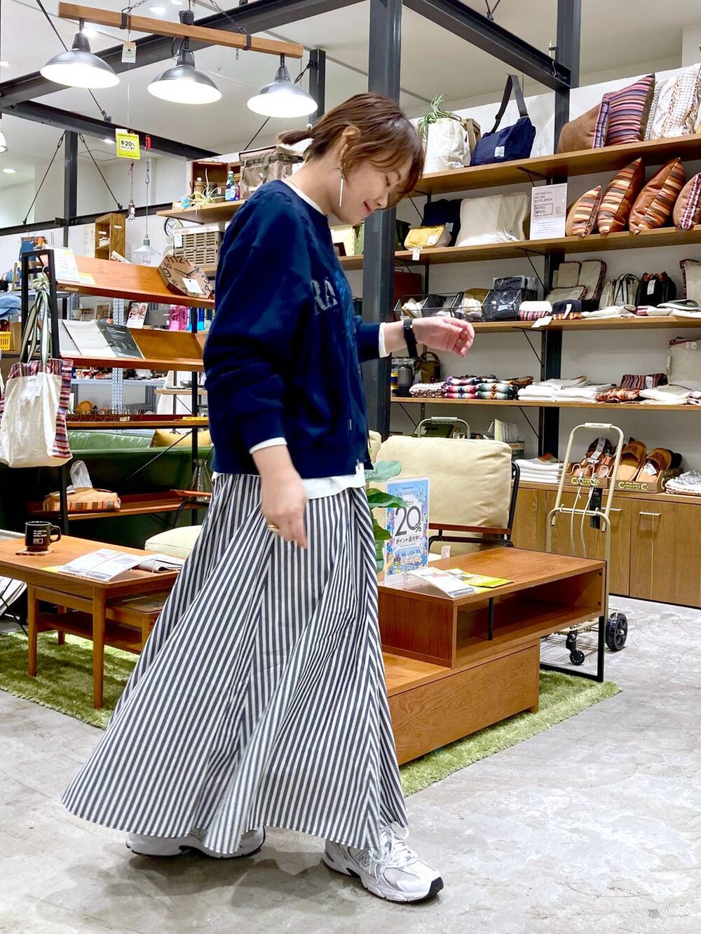 ブルー系のTシャツ/カットソー、ホワイト系のTシャツ/カットソー、ブルー系のスカートを着用したレディースの春コーディネートの2枚目の写真