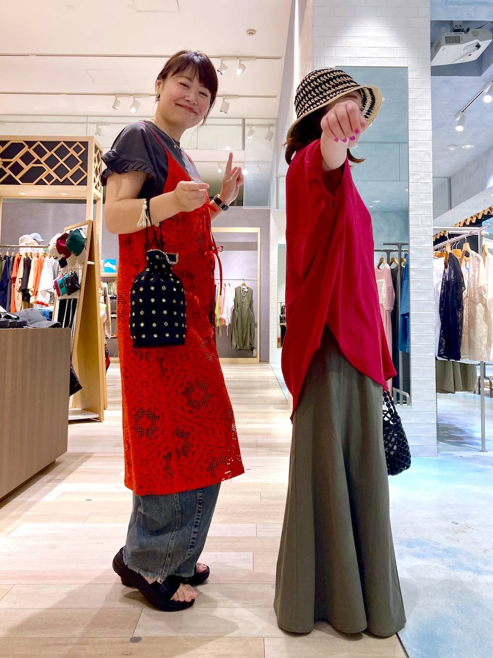 ブルー系のその他パンツ、ブラック系のサンダル、グレー系のTシャツ/カットソーを着用したレディースの夏コーディネートの5枚目の写真