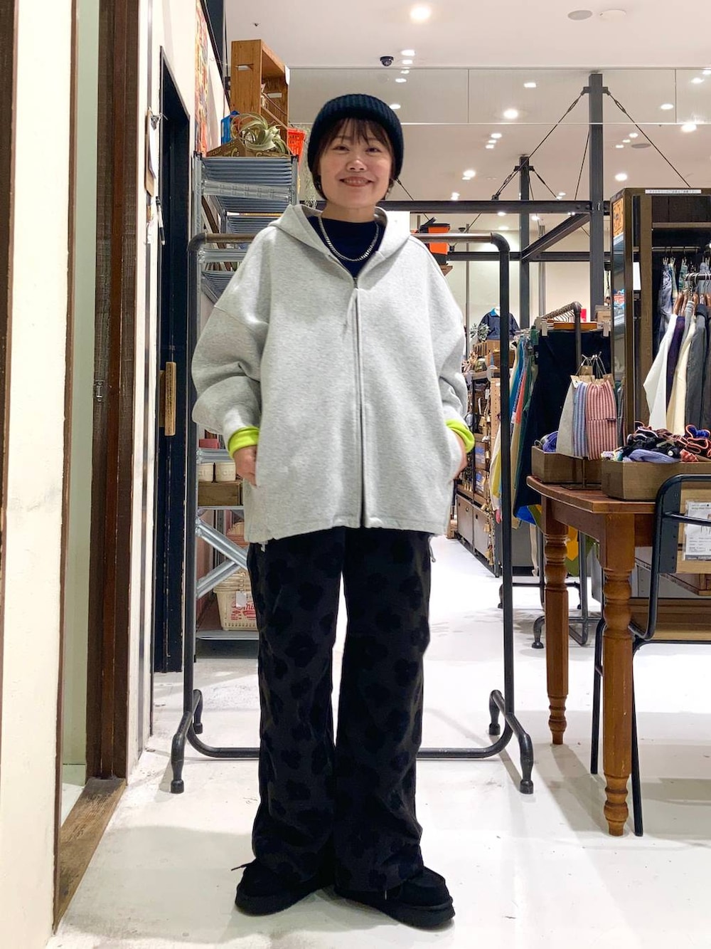 ブラック系のモカシン/デッキシューズ、グレー系のその他パンツ、グレー系のパーカーを着用したレディースの冬コーディネートの2枚目の写真