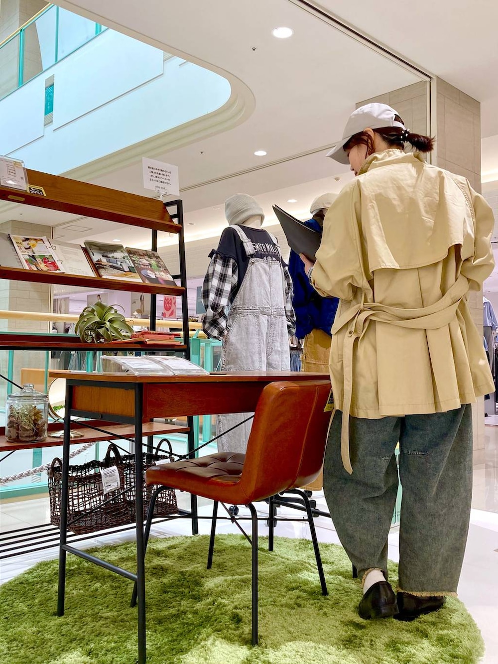 ブルー系のシャツ/ブラウス、ベージュ系のトレンチコート、ブルー系のその他パンツを着用したレディースの冬コーディネートの3枚目の写真