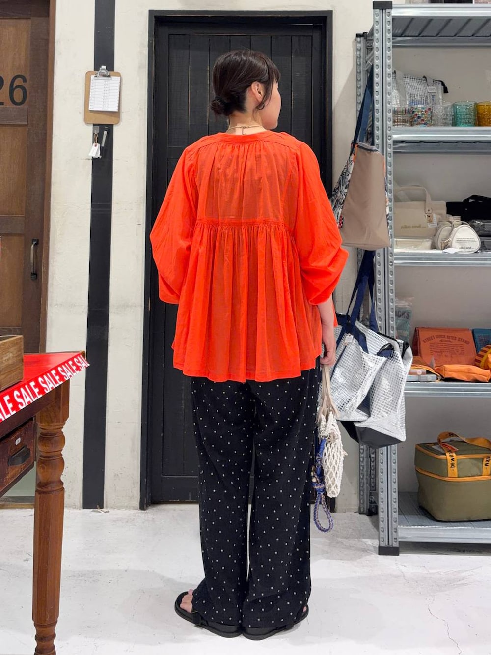 レッド系のシャツ/ブラウス、ブラック系のタンクトップ、グレー系のその他パンツを着用したレディースの夏コーディネートの3枚目の写真