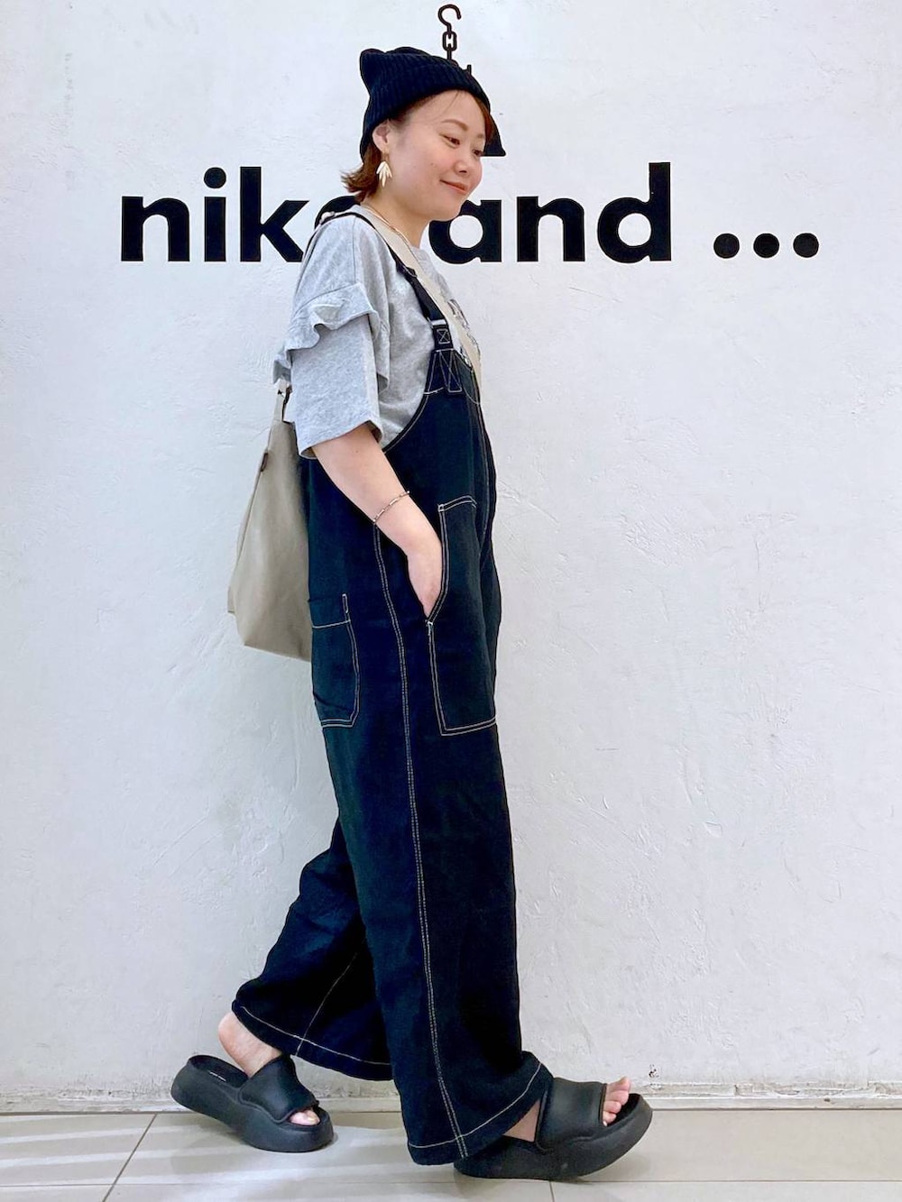 ブラック系のサンダル、ブラック系のサロペット/オーバーオール、その他のトートバッグを着用したレディースの夏コーディネートの5枚目の写真