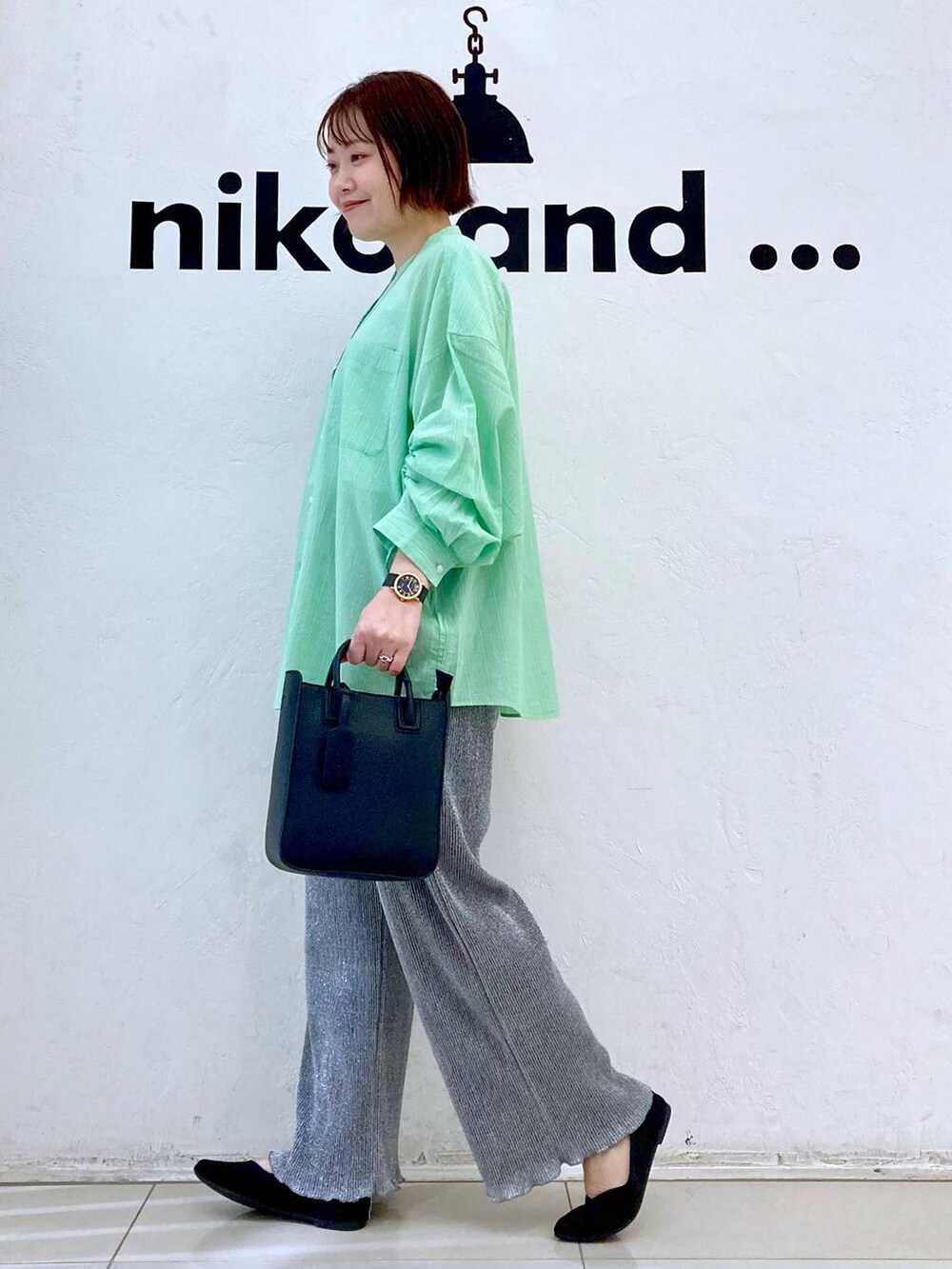 ブラック系のトートバッグ、グレー系のその他パンツ、ベージュ系のタンクトップを着用したレディースの春コーディネートの5枚目の写真