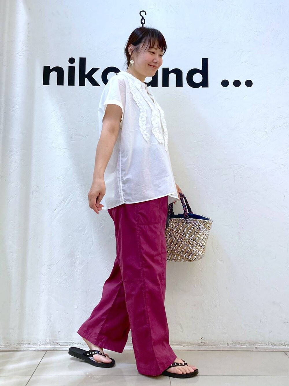 パープル系のその他パンツ、ブラック系のサンダル、ホワイト系のシャツ/ブラウスを着用したレディースの夏コーディネートの5枚目の写真