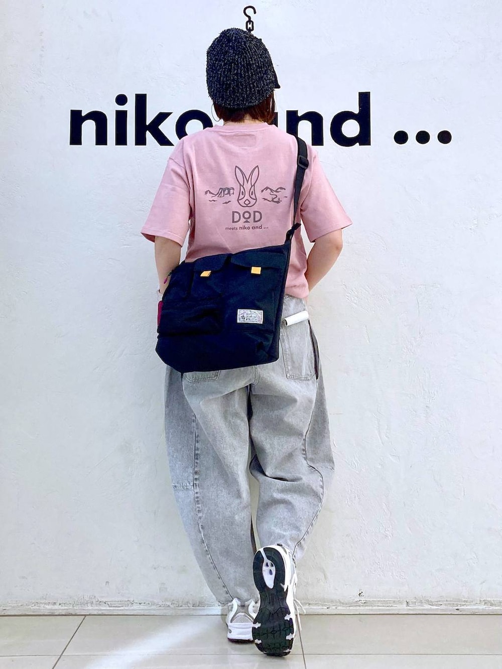 ブラック系のショルダーバッグ、グレー系のデニムパンツ、ピンク系のTシャツ/カットソーを着用したレディースの夏コーディネートの3枚目の写真