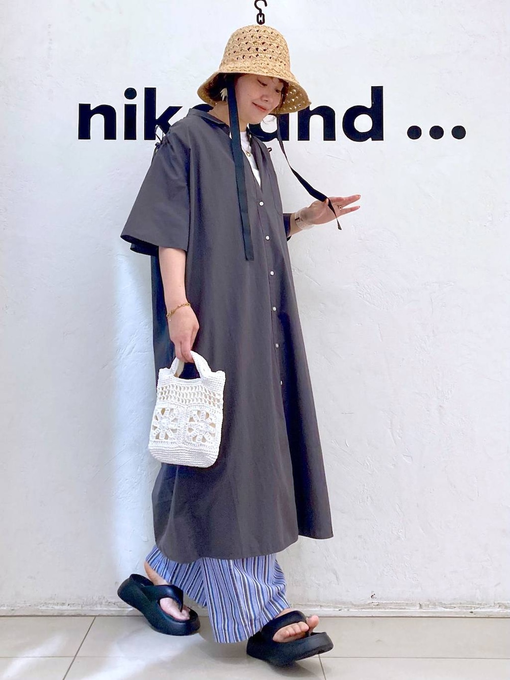 「ママコーデ、カジュアル、時計、GLOBAL WORK、ワンピース、ナチュラル、夏コーデ、niko and ...、この夏の推しアイテム、ショルダーバッグ、サンダル、パンツ、ワイドパンツ、ウエストゴム、Tシャツ」｜「niko and...のオリジナル2WAYメタリックショルダーバッグ（ショルダーバッグ、ホワイト系）」を使った、カワモトさん（レディース・162cm）の春コーディネートの4枚目の写真